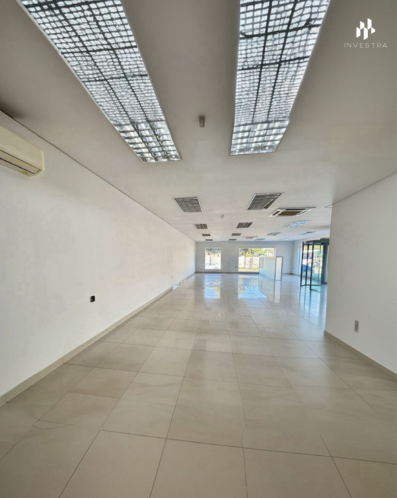 EN ALQUILER - SHOWROOM SOBRE AVDA. ARTIGAS